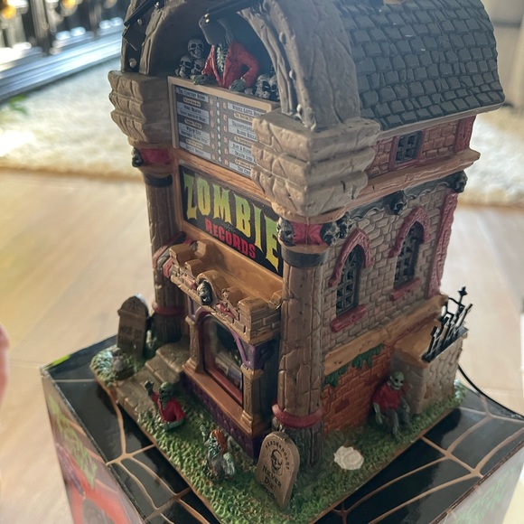 LEMAX SPOOKY TOWN: Zombie Records 🖤🧟‍♂️ Halloween Village/Miniature Building - Picture 10 of 11